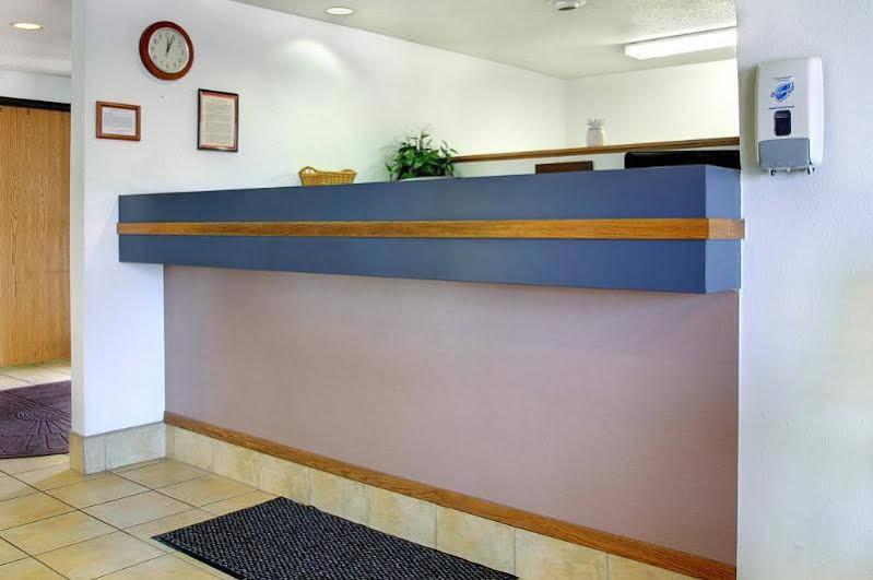 Super 8 By Wyndham Portage Motel Exterior photo