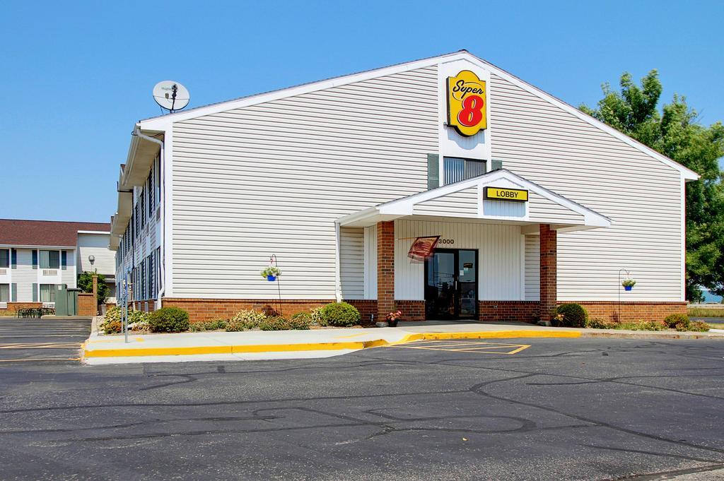 Super 8 By Wyndham Portage Motel Exterior photo