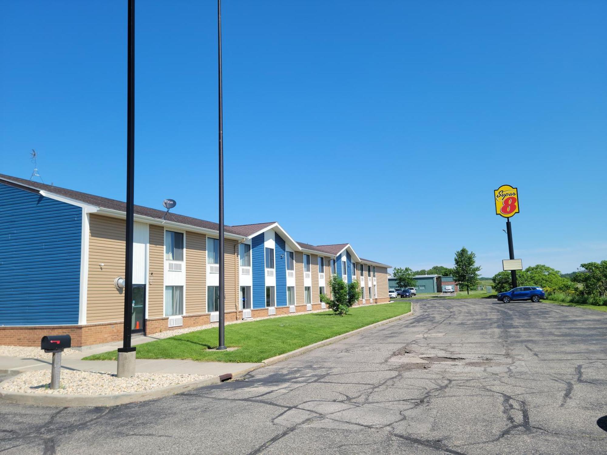 Super 8 By Wyndham Portage Motel Exterior photo
