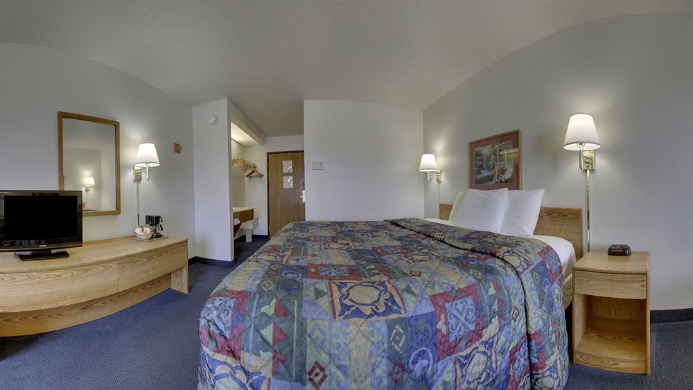 Super 8 By Wyndham Portage Motel Exterior photo