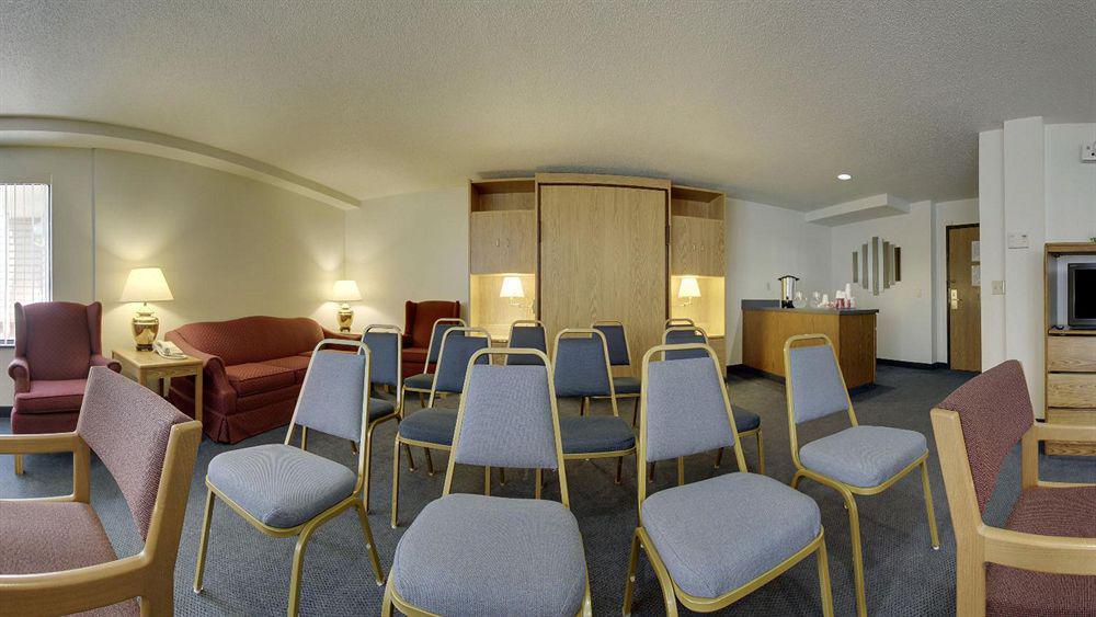Super 8 By Wyndham Portage Motel Exterior photo